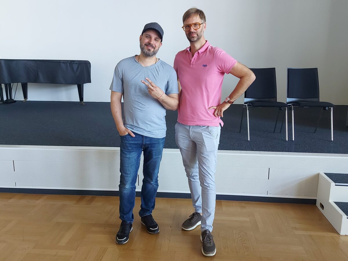 Ziehen von Schule zu Schule um aufzuklären: Rapper Ben Salomo und Christoph Giesa von der Friedrich-Naumann-Stiftung / Foto: Dayan
