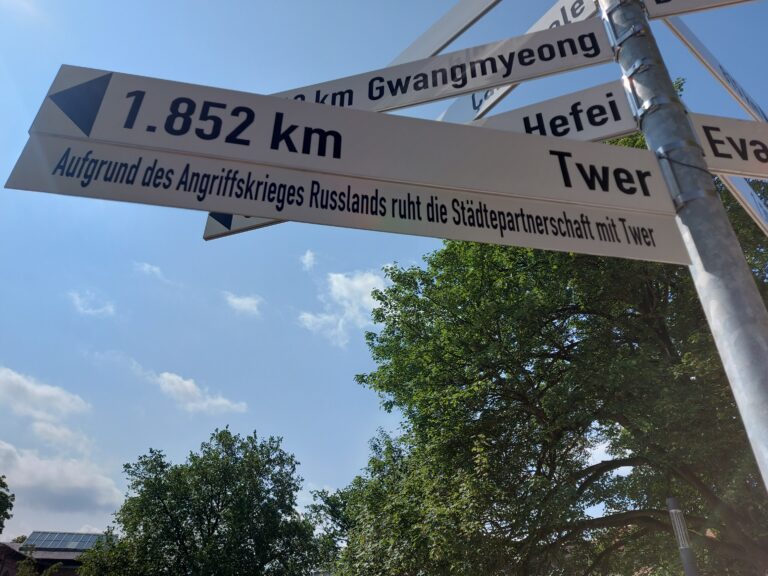 Am Platz der Städtefreundschaften wird über das Ruhen der Städtefreundschaft zwischen Twer und Osnabrück aufgeklärt. / Foto: Dayan