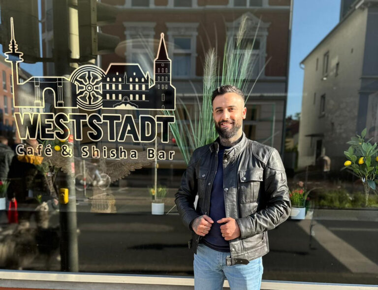 Sait Akyüz vor der Shisha-Bar 'Weststadt Café'