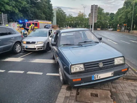 Vier Autos bei Zusammenstoß beschädigt, mehrere Menschen verletzt Vier Autos bei Zusammenstoß beschädigt, mehrere Menschen verletzt