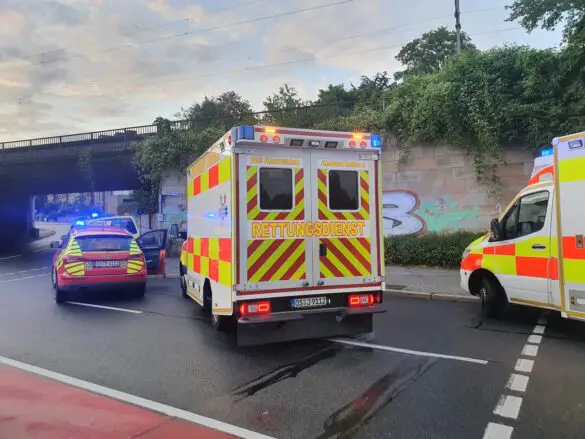 Vier Autos bei Zusammenstoß beschädigt, mehrere Menschen verletzt Vier Autos bei Zusammenstoß beschädigt, mehrere Menschen verletzt