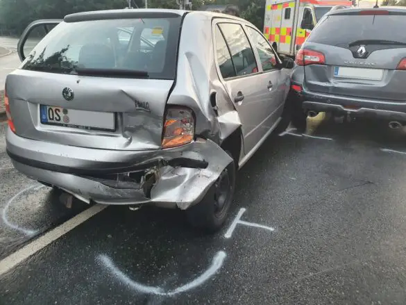 Vier Autos bei Zusammenstoß beschädigt, mehrere Menschen verletzt Vier Autos bei Zusammenstoß beschädigt, mehrere Menschen verletzt