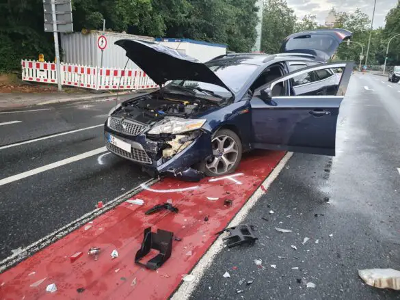 Vier Autos bei Zusammenstoß beschädigt, mehrere Menschen verletzt Vier Autos bei Zusammenstoß beschädigt, mehrere Menschen verletzt
