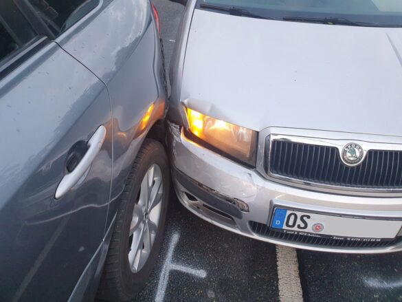 Vier Autos bei Zusammenstoß beschädigt, mehrere Menschen verletzt Vier Autos bei Zusammenstoß beschädigt, mehrere Menschen verletzt