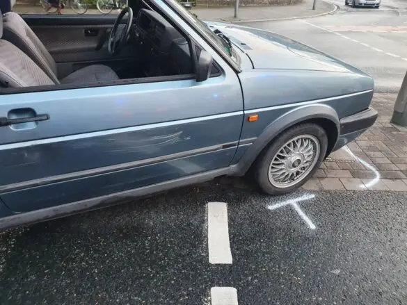 Vier Autos bei Zusammenstoß beschädigt, mehrere Menschen verletzt Vier Autos bei Zusammenstoß beschädigt, mehrere Menschen verletzt