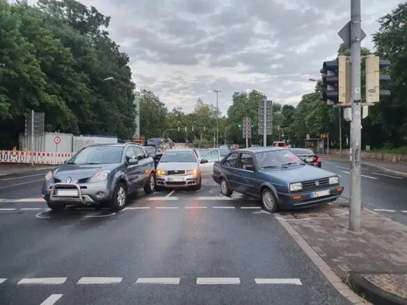 Vier Autos bei Zusammenstoß beschädigt, mehrere Menschen verletzt Vier Autos bei Zusammenstoß beschädigt, mehrere Menschen verletzt