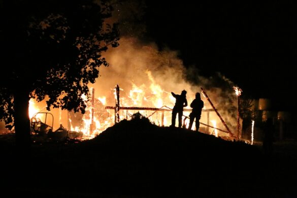 Scheune brennt in Rieste lichterloh, Feuerwehr verhindert Übergreifen auf Wohnhaus