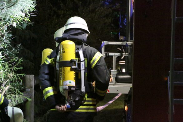 Scheune brennt in Rieste lichterloh, Feuerwehr verhindert Übergreifen auf Wohnhaus