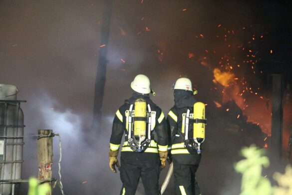 Scheune brennt in Rieste lichterloh, Feuerwehr verhindert Übergreifen auf Wohnhaus