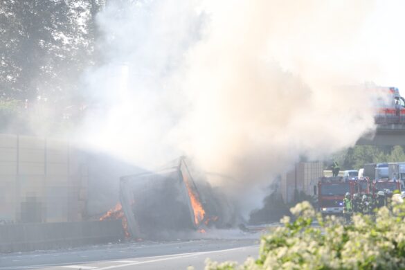 Kilometerlange Staus wegen LKW-Brand auf der Autobahn A30