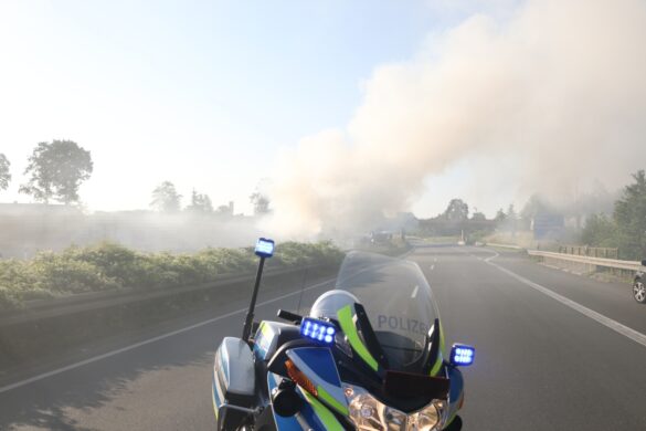 Kilometerlange Staus wegen LKW-Brand auf der Autobahn A30