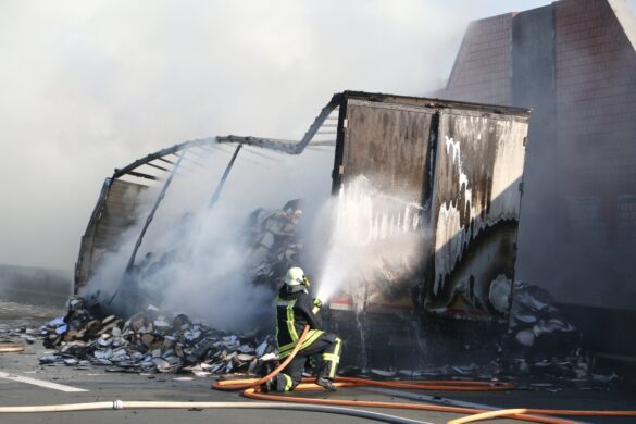 Kilometerlange Staus wegen LKW-Brand auf der Autobahn A30