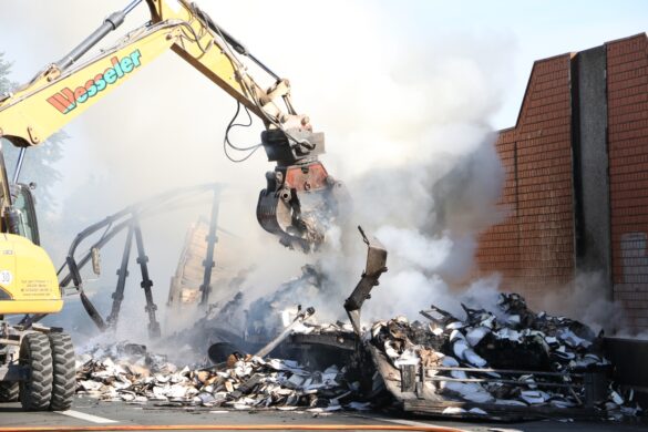 Kilometerlange Staus wegen LKW-Brand auf der Autobahn A30