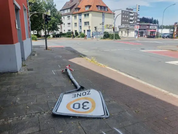 PKW und Fahrrad stoßen zusammen, Radfahrer verletzt