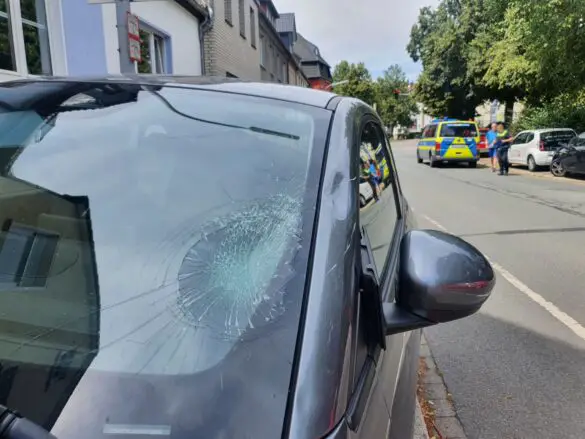 PKW und Fahrrad stoßen zusammen, Radfahrer verletzt