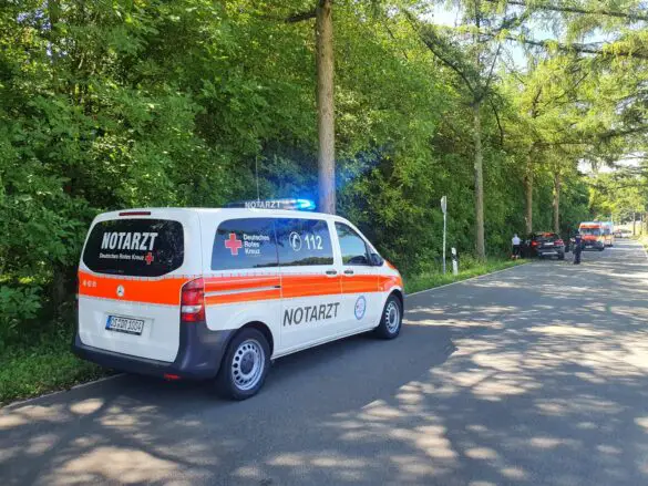 PKW prallt vor Baum in Georgsmarienhütte, Notrufsystem löst aus