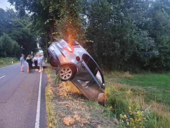 PKW steckt senkrecht mit der Front in einem Graben in Melle