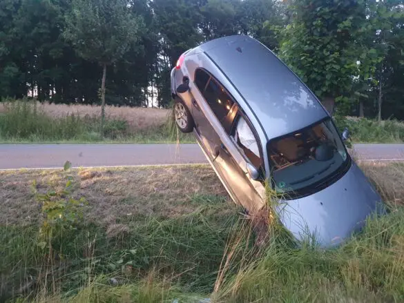 PKW steckt senkrecht mit der Front in einem Graben in Melle