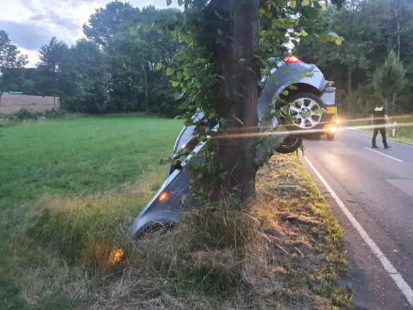PKW steckt senkrecht mit der Front in einem Graben in Melle