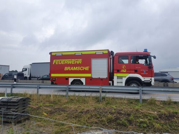 Schwerer Unfall auf der Autobahn A1, PKW-Fahrer eingeklemmt. Verkehrsteilnehmer filmen mit Handy Schwerer Unfall auf der Autobahn A1, PKW-Fahrer eingeklemmt. Verkehrsteilnehmer filmen mit Handy