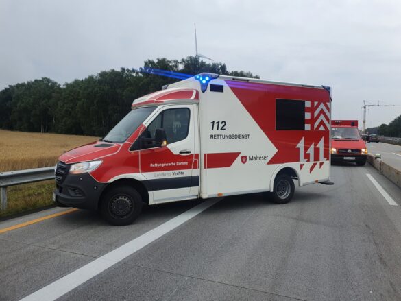 Schwerer Unfall auf der Autobahn A1, PKW-Fahrer eingeklemmt. Verkehrsteilnehmer filmen mit Handy Schwerer Unfall auf der Autobahn A1, PKW-Fahrer eingeklemmt. Verkehrsteilnehmer filmen mit Handy