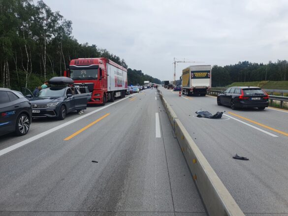 Schwerer Unfall auf der Autobahn A1, PKW-Fahrer eingeklemmt. Verkehrsteilnehmer filmen mit Handy Schwerer Unfall auf der Autobahn A1, PKW-Fahrer eingeklemmt. Verkehrsteilnehmer filmen mit Handy