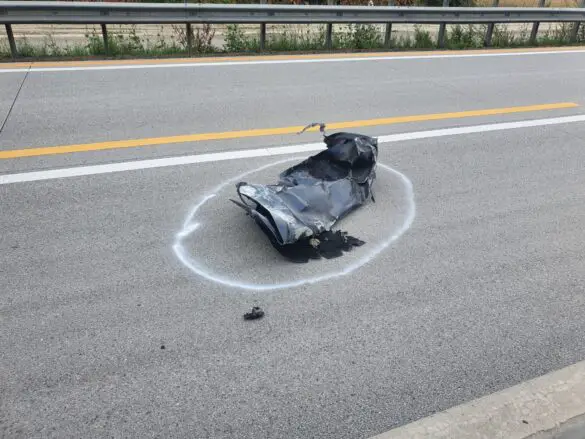 Schwerer Unfall auf der Autobahn A1, PKW-Fahrer eingeklemmt. Verkehrsteilnehmer filmen mit Handy Schwerer Unfall auf der Autobahn A1, PKW-Fahrer eingeklemmt. Verkehrsteilnehmer filmen mit Handy