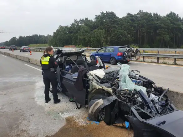 Schwerer Unfall auf der Autobahn A1, PKW-Fahrer eingeklemmt. Verkehrsteilnehmer filmen mit Handy Schwerer Unfall auf der Autobahn A1, PKW-Fahrer eingeklemmt. Verkehrsteilnehmer filmen mit Handy