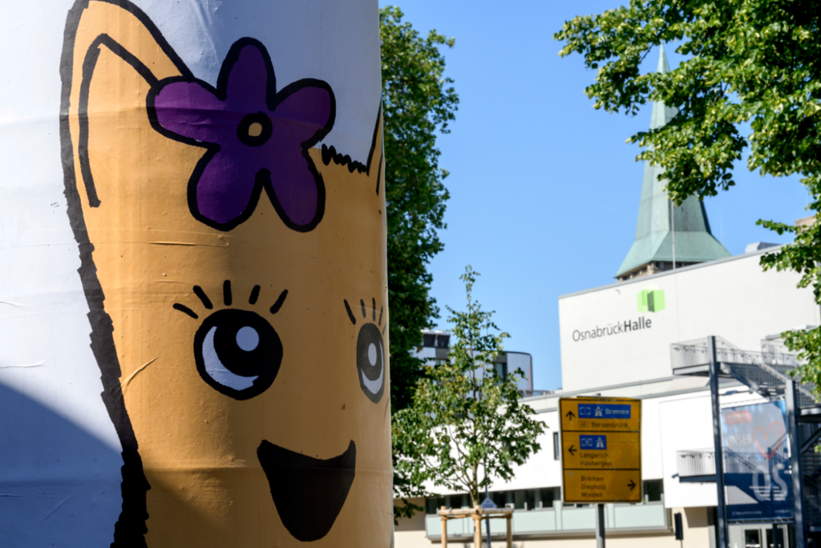 Litfaßsäule gestaltet von: Jens Raddatz, Schlosswall/Schnatgang / © Hermann Pentermann