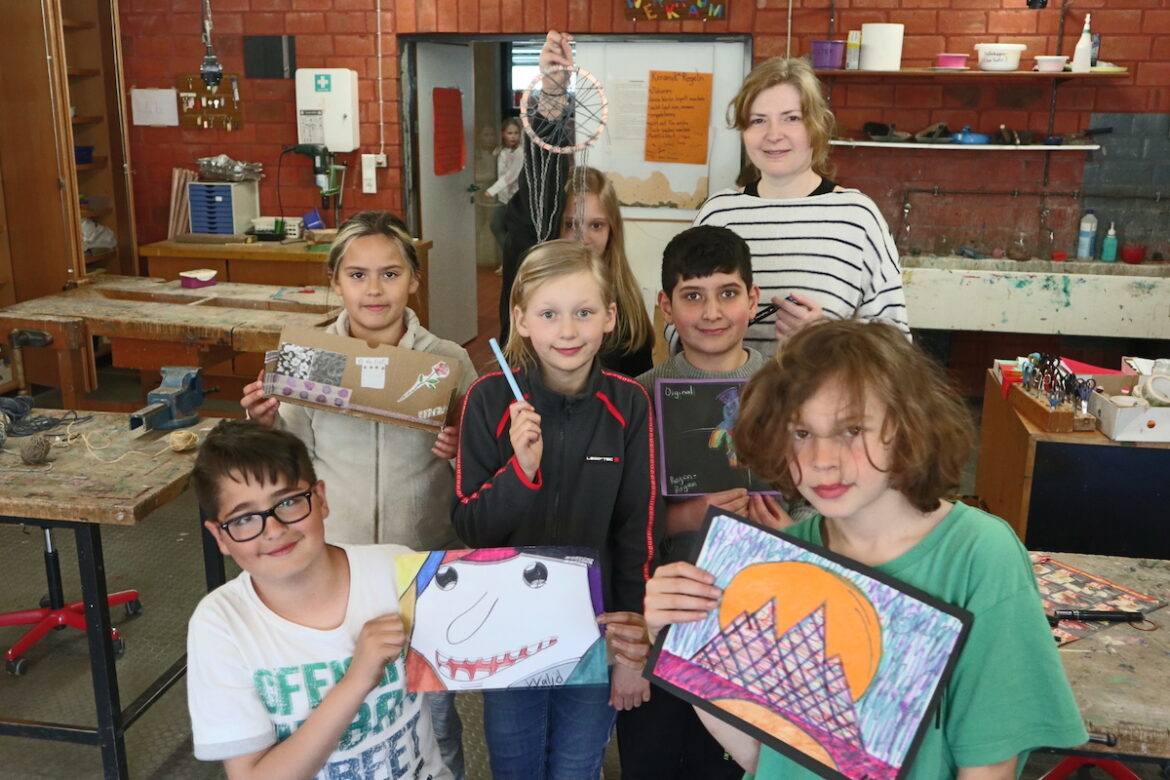 Schülerinnen und Schüler im „Kreativen Rückzugsort“ mit Dozentin Anja Hockmann / Foto: Kerstin Dziubiel