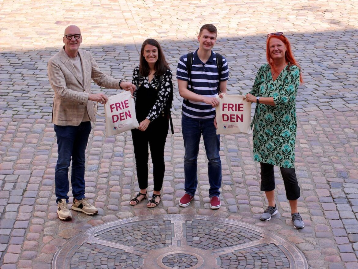 Wolfgang Beckermann (links) und Patricia Mersinger (rechts) wünschen den beiden Studierenden Zoé Pehlke und Johannes Hanneken eine gute Reise. / Foto: Stadt Osnabrück, Jan Michael Meyer-Lamp