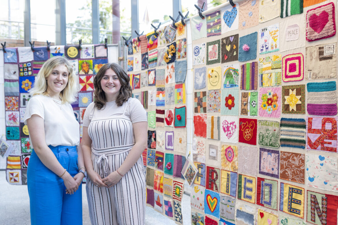 Die Initiatorinnen Abigaël Landreau (links) und Rosie Jones freuen sich über die 375 Quadrate zum Thema Glück. / Foto: Swaantje Hehmann