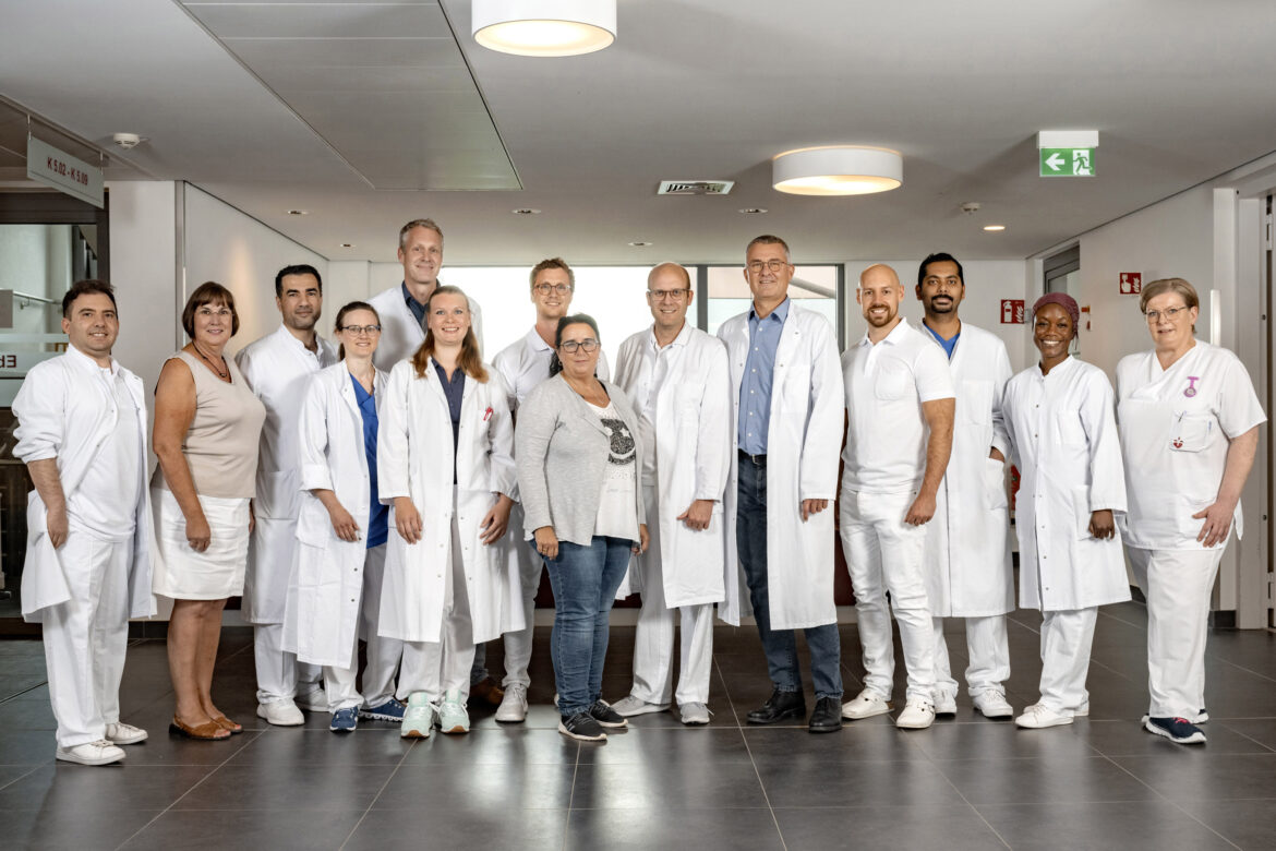 Das Team der Klinik für Orthopädie und Unfallchirurgie am Franziskus-Hospital freut sich über drei Auszeichnungen./ Foto: Niels-Stensen-Kliniken (Pracht)