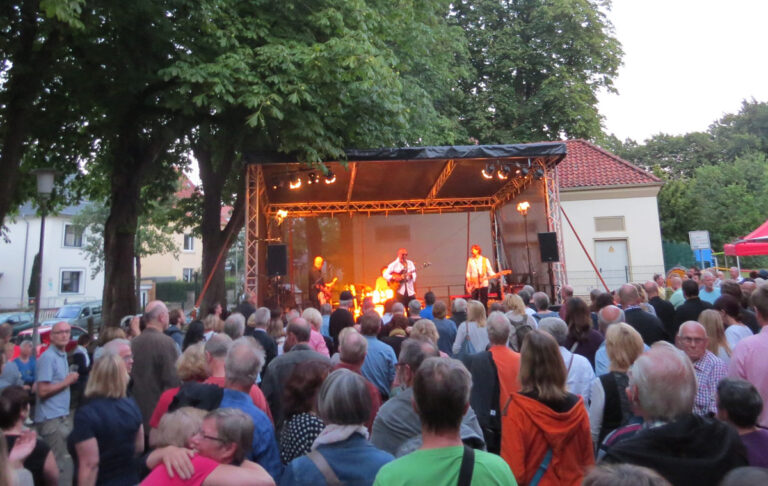 Livemusik im Mädchenviertel. / Foto: privat