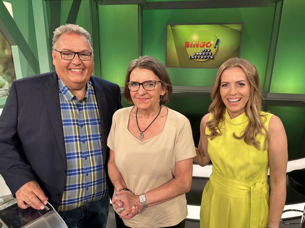 Gewinnerin Christa (mitte) mit den Moderatoren Michael Thürnau und Jule Gölsdorf. / Foto: NDR