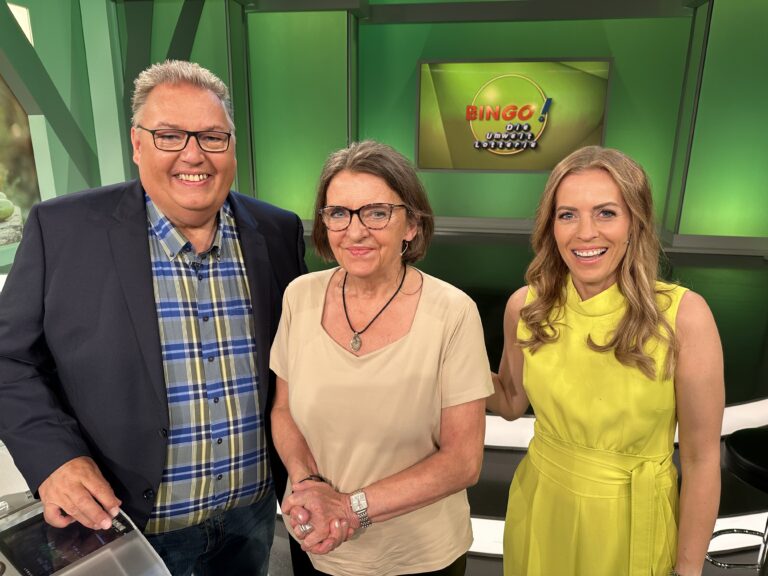 Gewinnerin Christa (mitte) mit den Moderatoren Michael Thürnau und Jule Gölsdorf. / Foto: NDR
