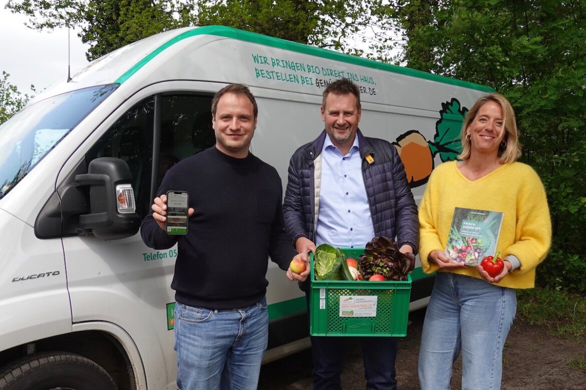 Gemüsegärtnerchefs Rene Belker (links) und Sarah Karow-Lodter stellten Axel Kolhosser vom WIGOS-UnternehmensService die anstehenden Pläne vor. / Foto: Sandra Joachim-Meyer