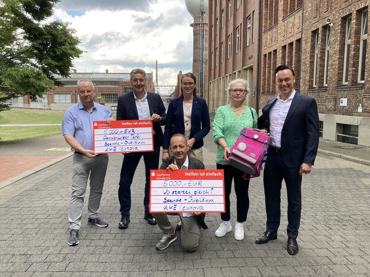 (von links) Tafelchef Hermann Große-Marke bei der Spendenübergabe mit KME-Werksleiter Markus Sahner, Julia Görtemöller, Ehrenamtliche Marianne Fährmann sowie cunova-CEO Werner Stegmüller und Betriebsratvorsitzendem Andre Lücke (vorne) bei der Spendenübergabe auf dem Werksgelände in Osnabrück. / Foto: Schulte