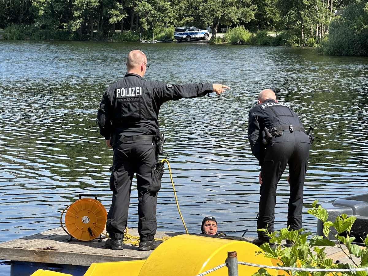 Polizeitaucher im Rubbenbruchsee.