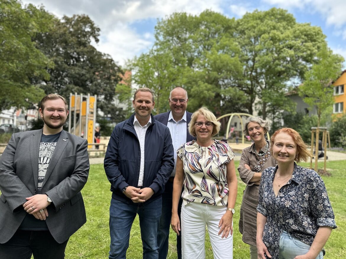 Der Erfolg hat viele Väter und Mütter... Gruppenbild zur Spielplatzeröffnung mit Lukas Ölmann (Volt), Robert Alferink (SPD), Stadtkämmerer Thomas Fillep, Bürgermeisterin Eva-Maria Westermann (CDU), Christiane Balks-Lehmann (Grüne) und Claudia Schiller (CDU)