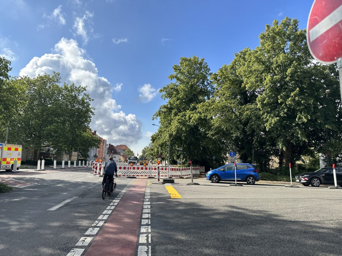 Fahrradfahrende müssen stadteinwärts rechts auf den Bürgersteig, stadtauswärts ist es kaum möglich, über die Natruper Straße zu fahren. / Foto: Pohlmann