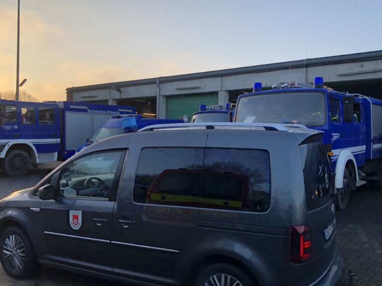 Dienstfahrzeuge von THW und Berufsfeuerwehr Osnabrück. / Archivbild: Pohlmann