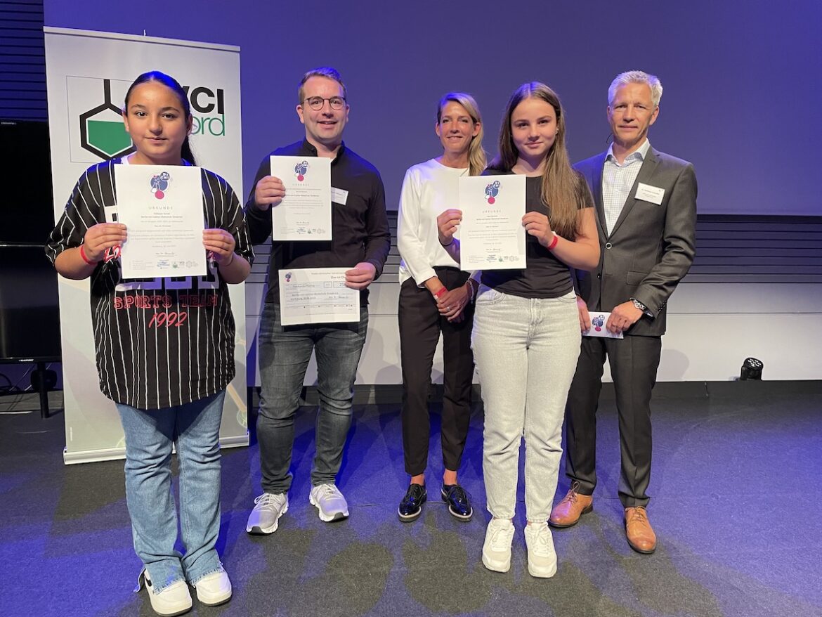 (von links) Schülerin Gülbeyaz Kamali mit Lehrer Christian Fißmeyer sowie Wilgard Piayda vom VCI Nord, Schülerin Hana Ramovic und Dr. Matthias Lemmler bei der Preisverleihung / Foto: VCI Nord