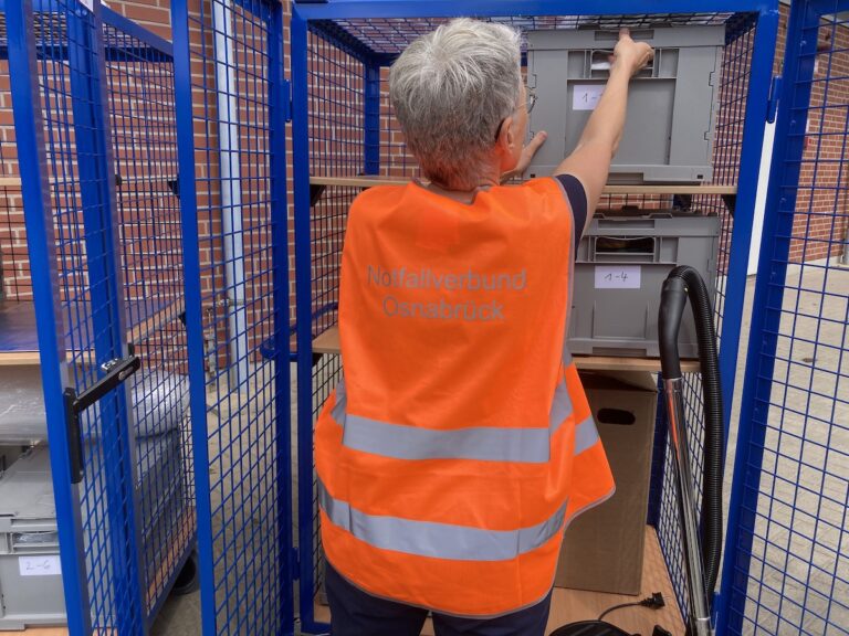 In sieben Containern sind alle Rettungsmaterialien verstaut. / Foto: Schulte