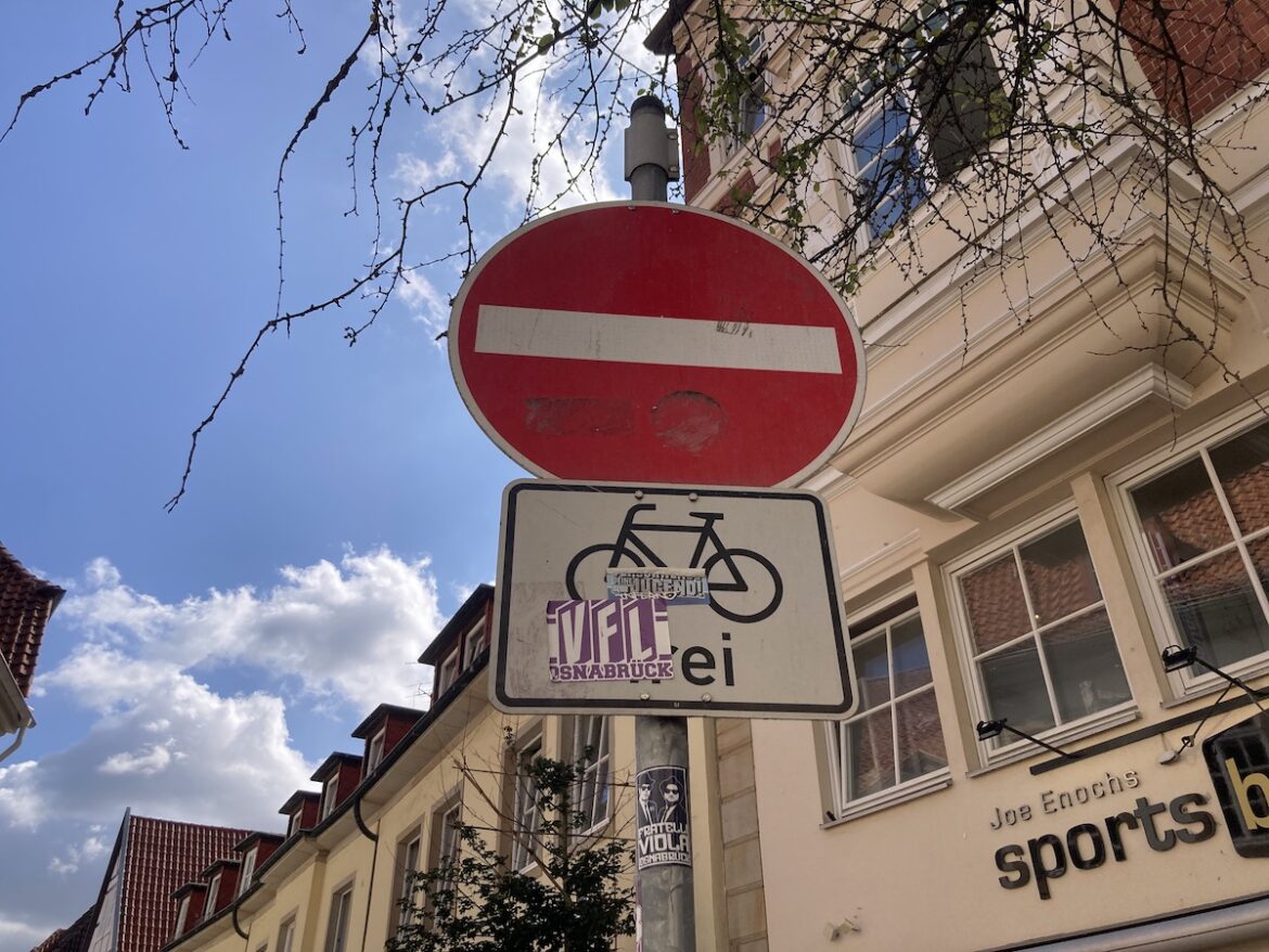 Schilder mit Aufklebern in der Altstadt / Foto: Schulte