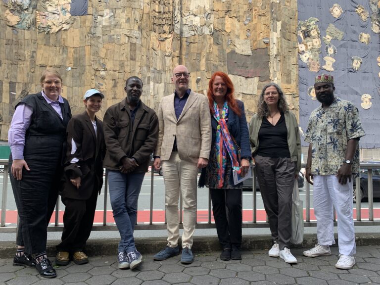 Drei Ausstellungen zum Jubiläum - darüber freuen sich (v. l.): Juliane Schickedanz und Anna Jehle (Direktorinnen der Kunsthalle), Ibrahim Mahama (Künstler, Wolfgang Beckermann, Patricia Mersinger (Leiterin des städtischen Fachbereichs Kultur) sowie Bettina Klein und Kwasi Ohene-Ayeh (Kuratoren). / Foto: Guss