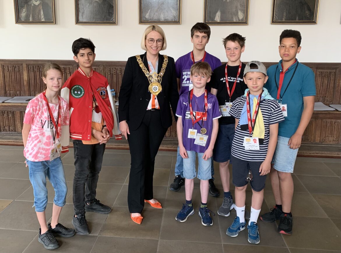 Oberbürgermeisterin Katharina Pötter empfing die Ratsmitglieder im Friedenssaal. / Foto: Guss