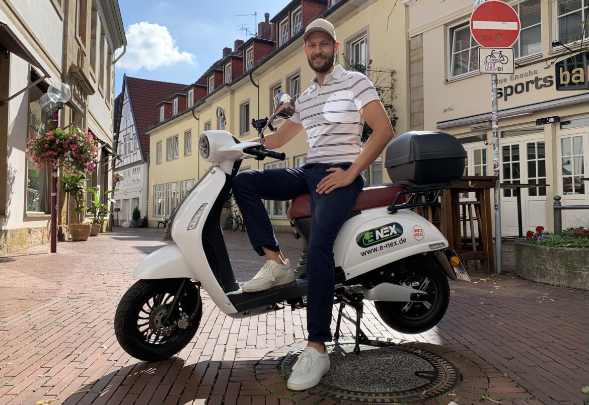 Inhaber Ralf Hollekamp auf einen der E-Roller. / Foto: Guss
