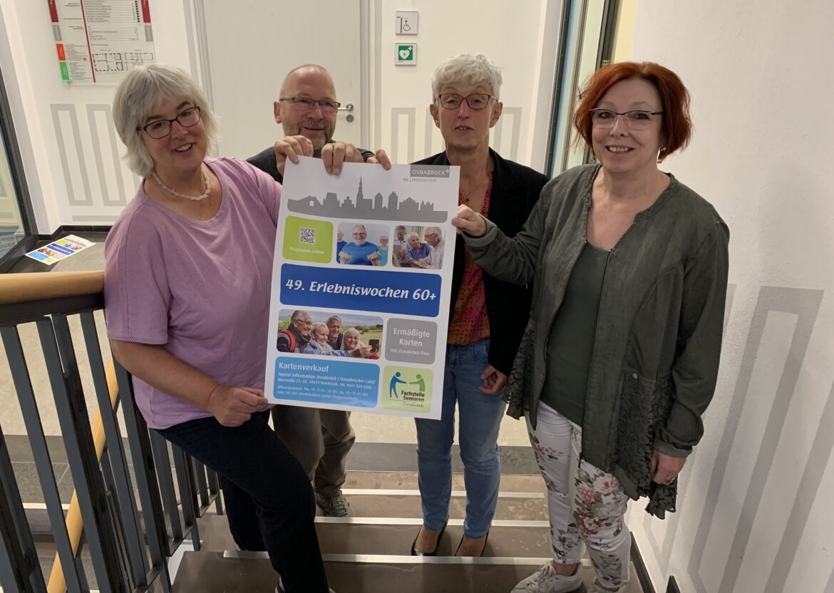 (von links) Birgit Henmann-Linnemeyer (Fachstelle Senioren), Ulrich Freisel (Fachdienstleiter Bürgerbeteiligung, Freiweilligenengagement und Senioren), Monika Pöttering (stellvertretende Vorsitzende des Seniorenbeirats) und Anette Herlitzius (Fachstelle Senioren) präsentieren die "Erlebniswochen 60+". / Foto: Guss