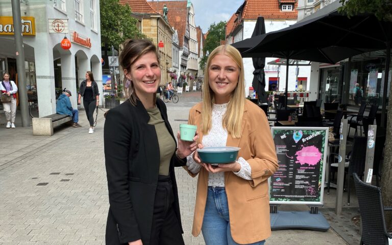 Die mO (hier Jelka Aehlen und Julia Tepke) startet eine Informationskampagne. / Foto: Julia Krämer